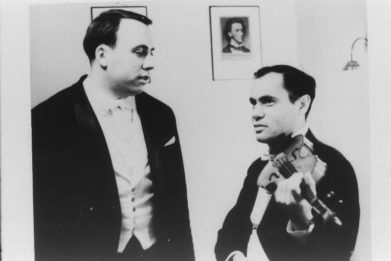 Dirigent Neeme Järvi (vasakul) ja viiulikunstnik Leonid Kogan pärast Eesti  Riikliku  Sümfooniaorkestri kontserti.
