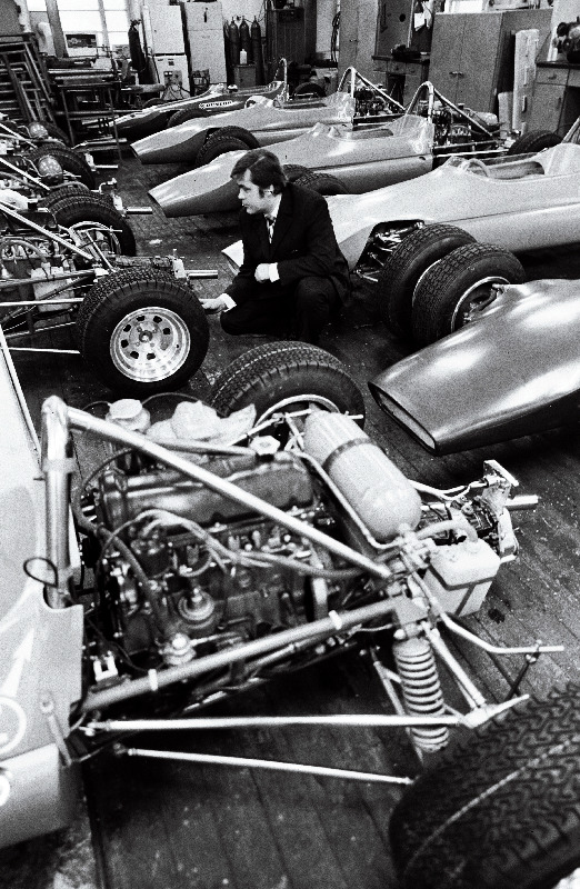 Tallinna Autoremondi Katsetehases valmistatud võidusõiduautot Estonia -18 vaatab katsetaja, meistersportlane Jukk Reintam.