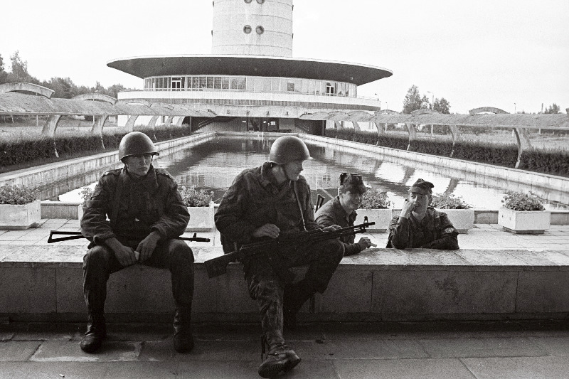 PUTŠ. Sõjaväelased istuvad all teletorni juures.
