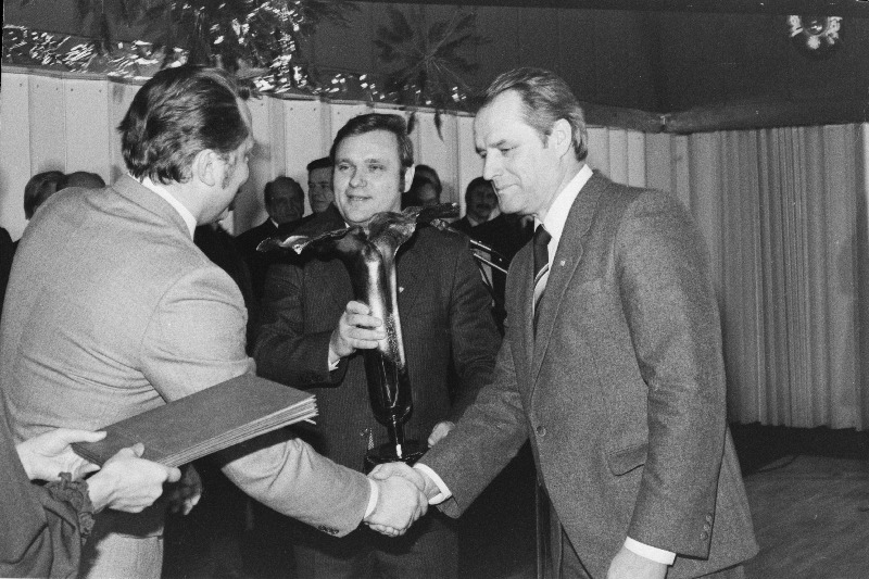 1984.a. parimate sportlaste ja treeneritee autasustamisel Tallinna Olümpiapurjespordikeskuses annab "Tööjõureservide" Kesknõukogu esimehe asetäitja Igor Zaletajev karika üle Eesti NSV Riikliku Kutsehariduse Komitee esimehe Eduard Tšerevaškole (vasakul).