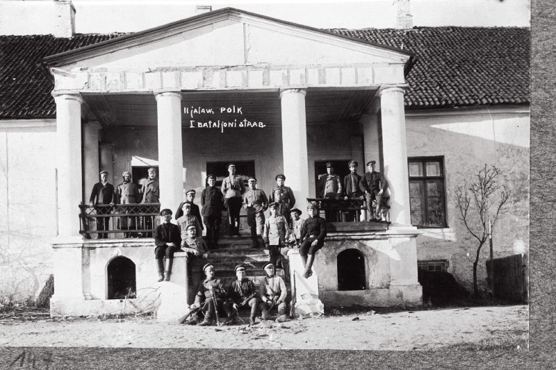Vabadussõda. 2.Jalaväepolgu 1.pataljoni sõdurid [Saaluse] mõisa peahoone trepil.