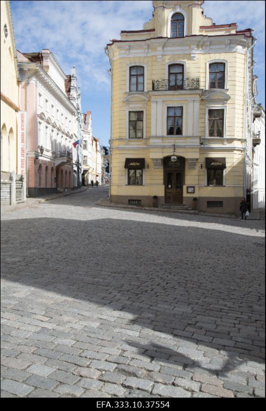 Vaade Maiasmoka kohvikule (otsavaade). Vasakul Pikk tänav ja Venema  Föderatsiooni suursaatkonna hoone.