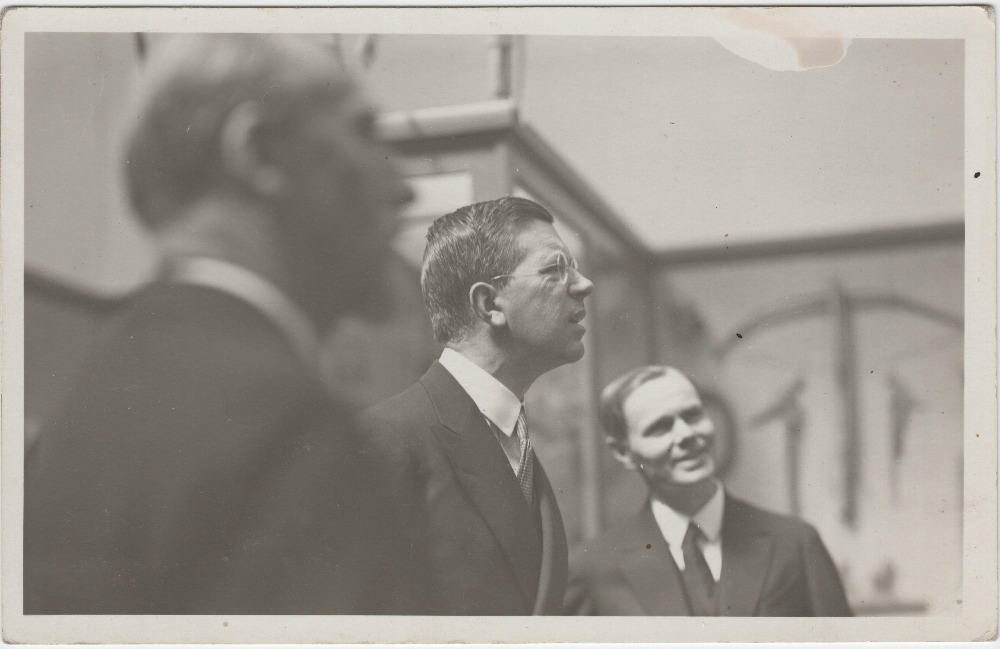 Foto riigitegelastest. Visiidilt Stockholmi? Esiplaanil Jaan Tõnisson