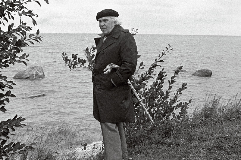 NSV Liidu rahvakunstnik, sotsialistliku töö kangelane, professor Gustav Ernesaks jalutuskäigul.