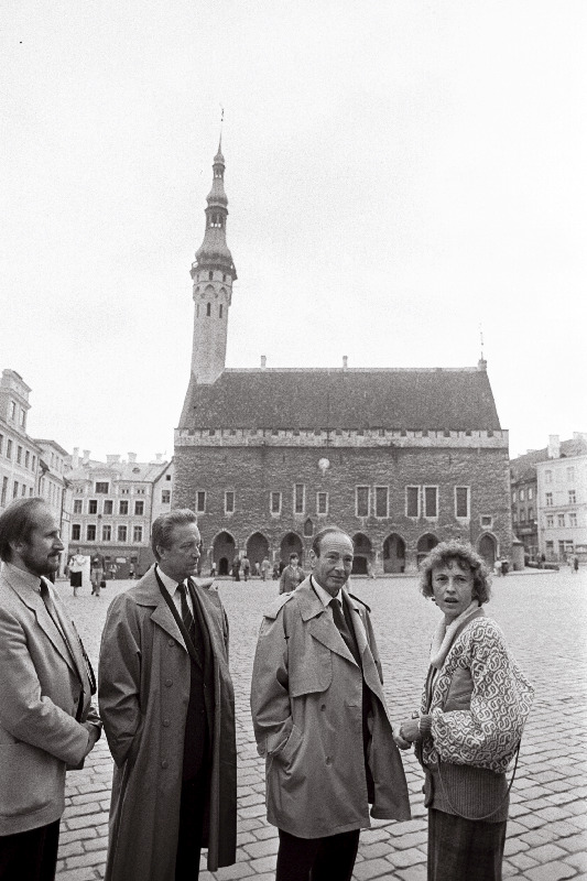 Ameerika astronaut Edgar Mitchell (vasakult 3.) ja NSV Liidu kosmoselendur, kahekordne Nõukogude Liidu kangelane Vladimir Aksjonov tutvuvad Tallinnaga.