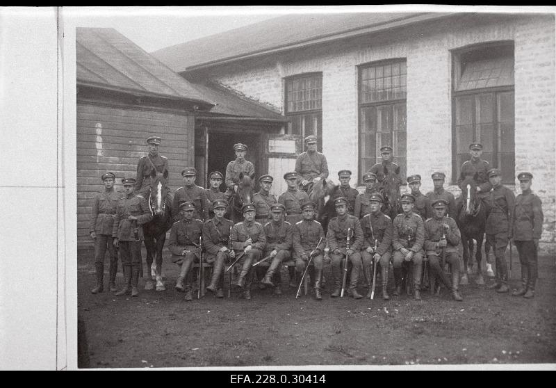 Vabadussõda. Sõjakooli ratsaväeklassi kadetid. Istuvatest vasakult viies klassiülem kapten Alfons Parisson (Parison).