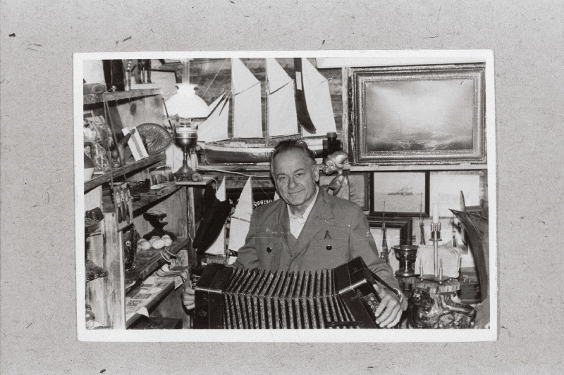 Koduloolane Lembit Arulo oma taremuuseumis Vihasool.