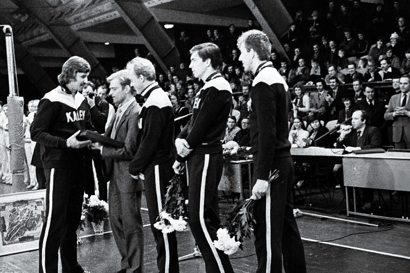 NSV Liidu teenelise meistersportlase võrkpallur Viljar Loori lahkumisel tippspordist XX Vana Tooma võrkpalliturniiri ajal suruvad tema kätt vanemtreener Laimons Raudsepp, meeskonna kapten Aare Salumaa, Jaanus Lillepuu.
