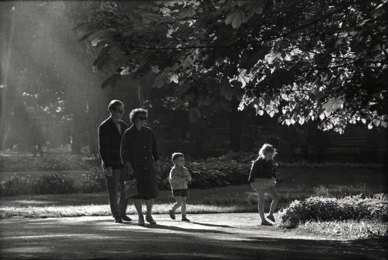 Perekond pargis jalutamas.