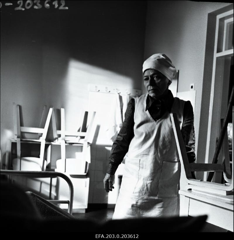 Stseen Tallinnfilmi mängufilmist "Aeg elada, aeg armastada". Haigla koristajatädi rollis Salme Reek.