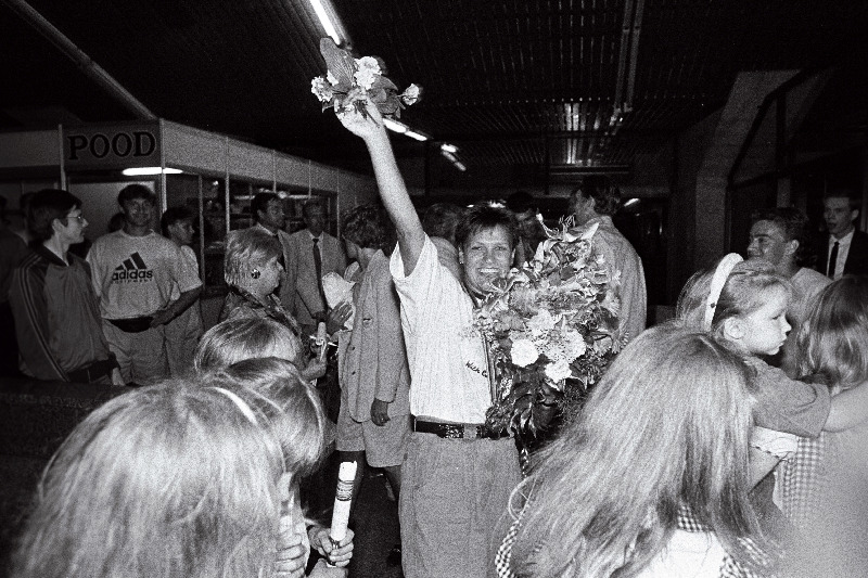 Erika Salumäe (kuld) saabumine Barcelonast, lilledega Tallinna Lennujaamas.