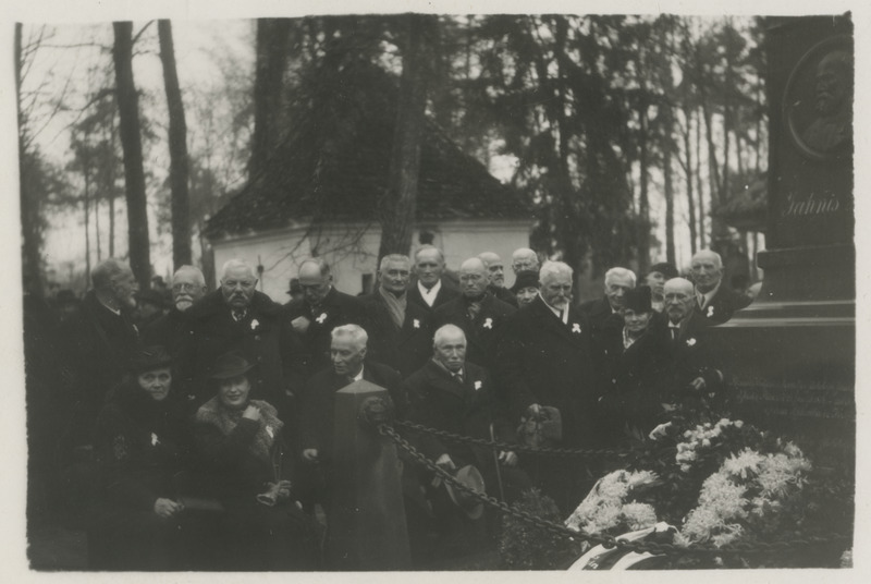 Endise J. Cimze seminari kasvandikud kooli asutamise 100.aastapäeval J.Cimze haual, foto