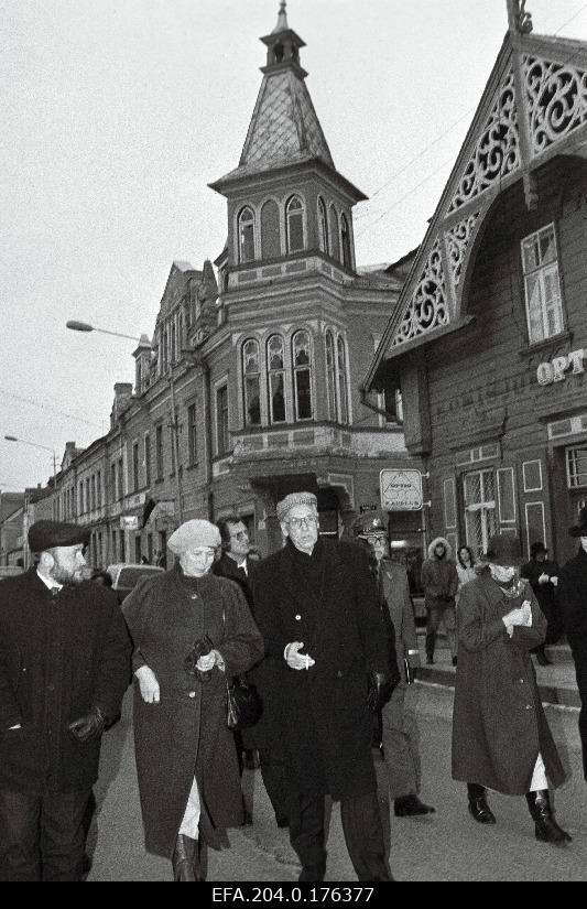 President Lennart Meri (vasakult 3.) külaskäigul Rakveres. Vasakult 1.Rakvere linnapea Tiit Kullerkupp ja 2. giid Odette Kirss, presidendi taga paremal adjutant Rein Puusepp.