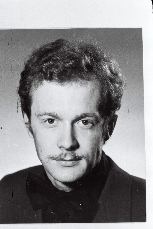 Seljamaa, Heino - Tallinna Riikliku Konservatooriumi lavakunstikateedri 1978.a. lõpetaja.