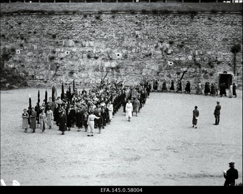 Naiskodukaitse Tallinna Ringkonna kogunemine Harjuoru võimla esisele väljakule.