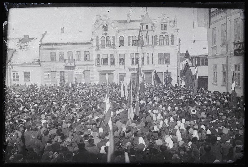 Üleriigilise revolutsioonipüha tähistamise miiting turuplatsil.