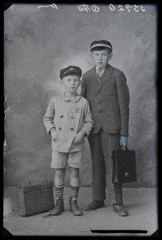 Kaks koolipoissi, (Valdek Ots).