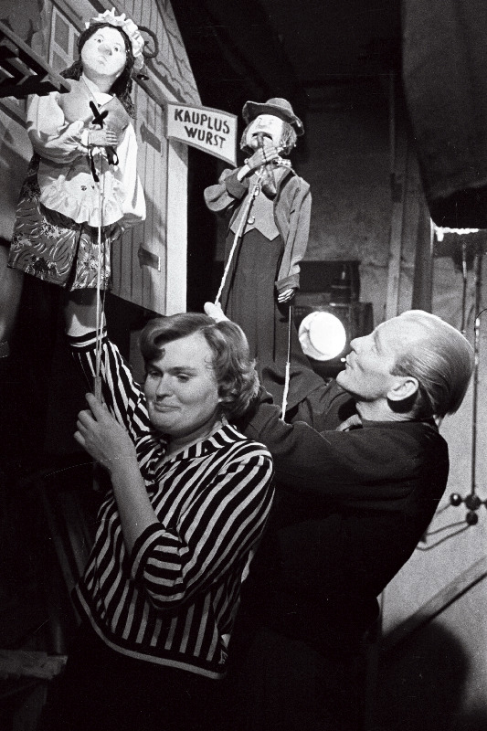 Kohaliku Tööstuse ja Kommunaalmajanduse Tööliste Ametiühingu Tallinna Klubi nukunäiteringi liikmed Helmi Veer nahkgalanterii kombinaadist Linda ja Villi Lepik Tallinna Toidukaubastust oma nukkudega lavastusest "Kohtlane Hans".