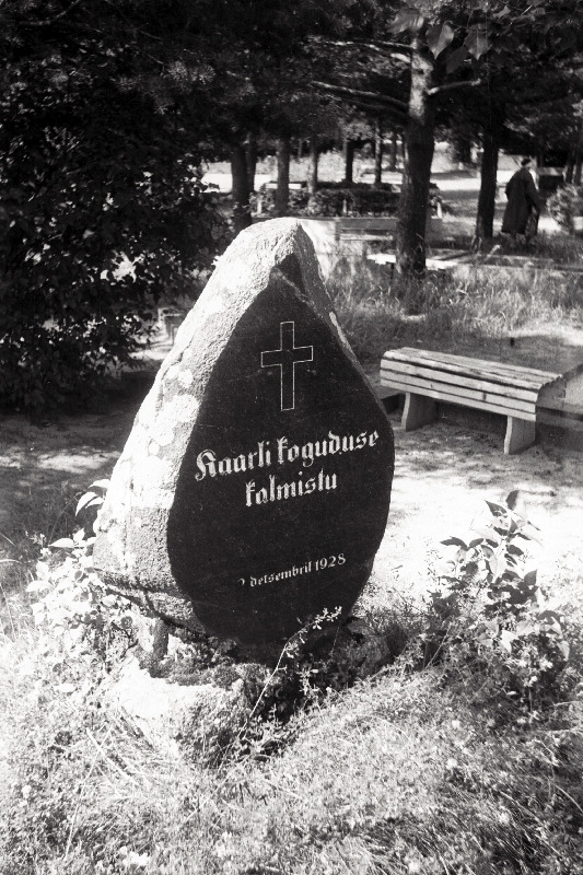 Kaarli koguduse kalmistu tähiskivi aastast 1928 Rahumäe kalmistul.