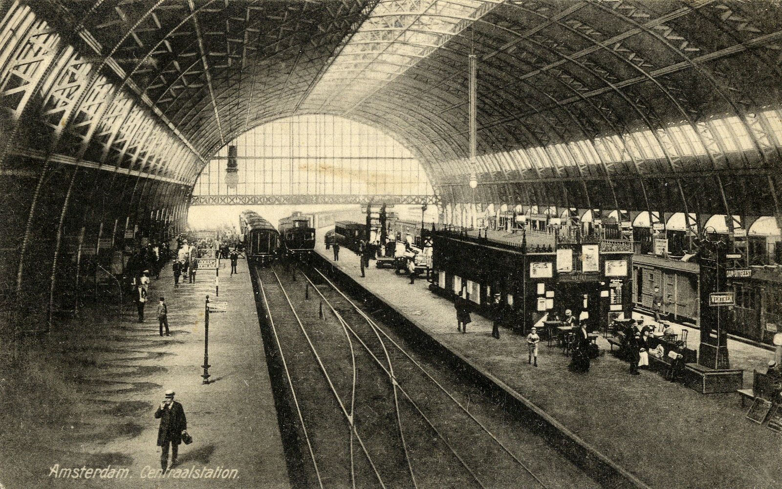 Gezicht op de perrons onder de perronkap van het H.S.M.-station Amsterdam C.S. te Amsterdam., Amsterdam. Centraalstation. recto, l.o.