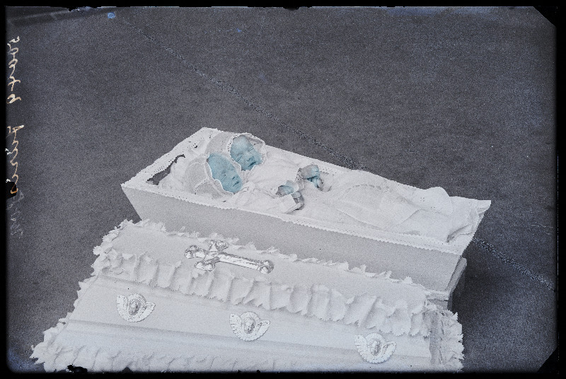 Kaks last kirstus, (foto tellija Jürisson).