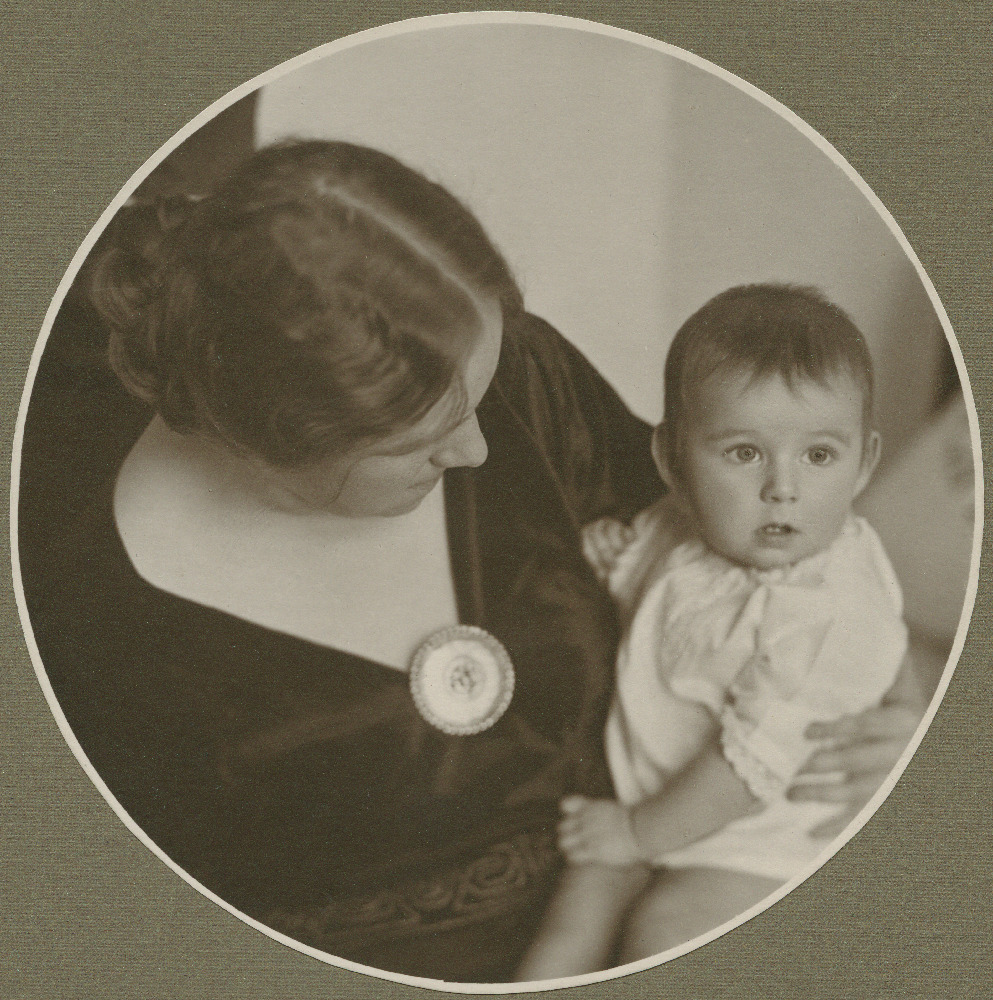 Hilda Tõnisson lapsega.