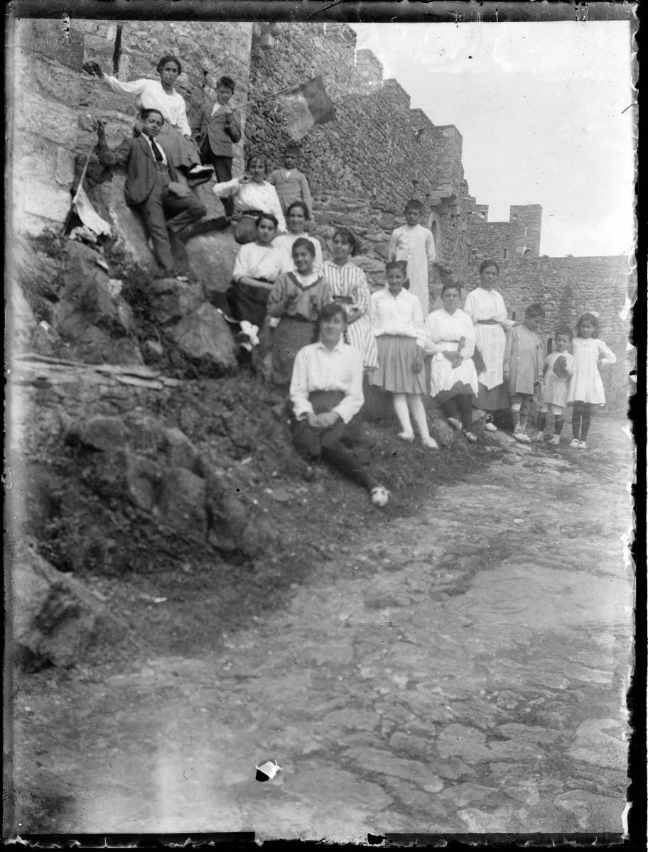 [Santa Coloma] - Portrait of a group, in the recess of a wall. It could be the castle of Santa Coloma.