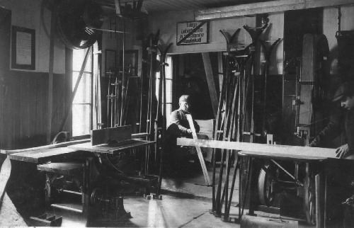 Töökompanii puidutöökoda. [Suuskade valmistamine].