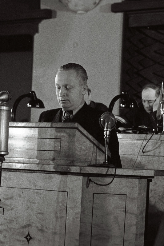 Vabariiklikul rahukaitsekomitee laiendatud pleenumil esineb O. Kumari.