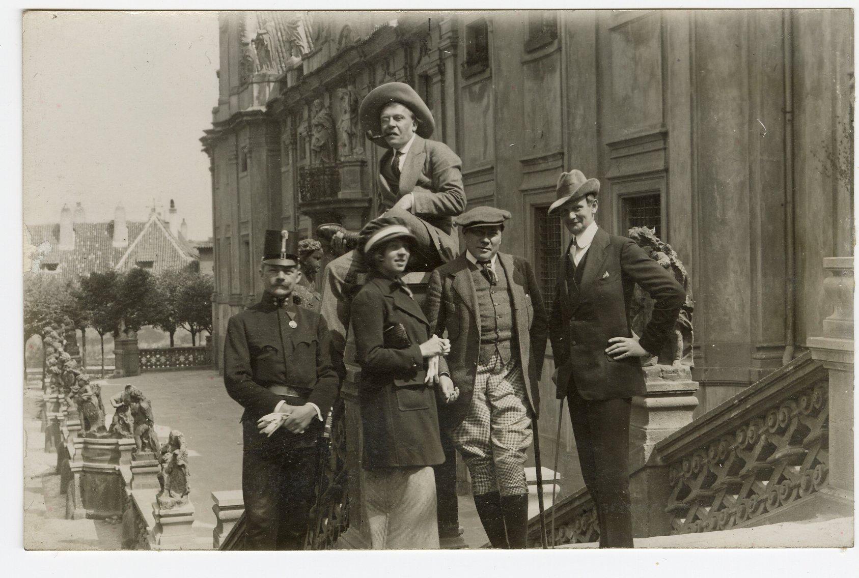 Paul Wegener, S. Lozetto m.fl., gruppbild utomhus (i Prag)