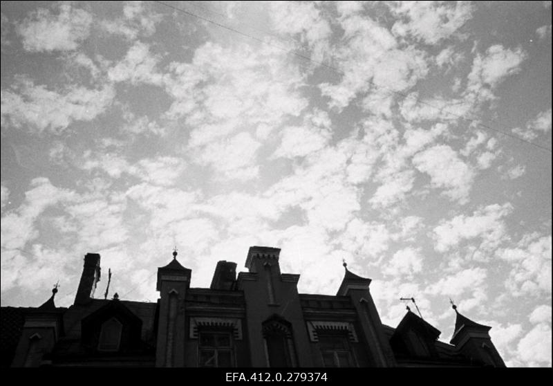 Võtted vanalinnast kiudpilvedega.