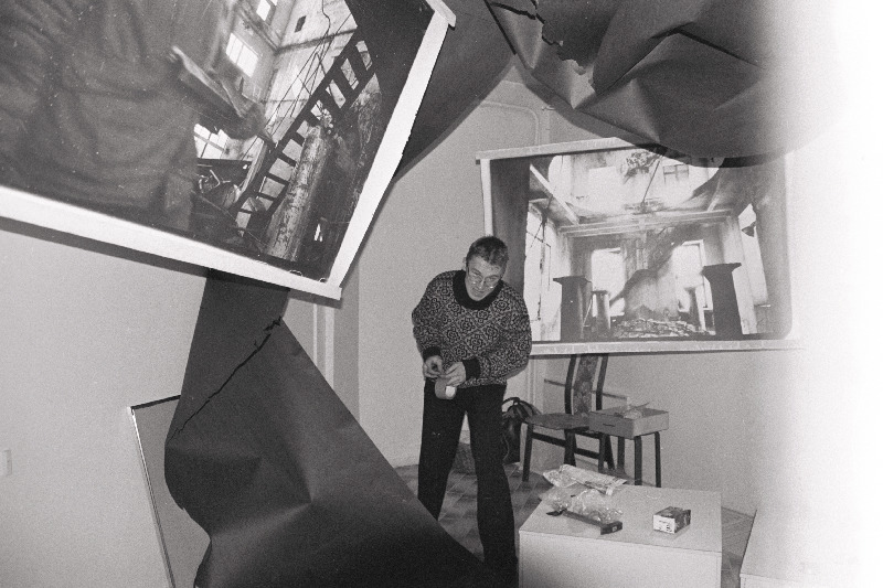 Kunstnik Andrus Kõresaare enne oma näituse avamist Kilpkonna Galeriis.