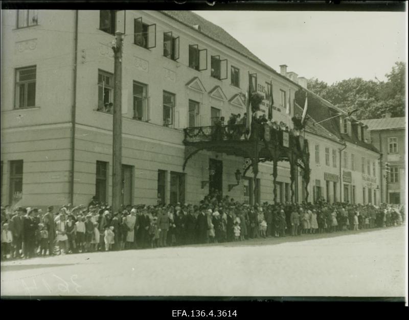 Rahvas jälgimas kaitseliidu paraadi Tartus.
