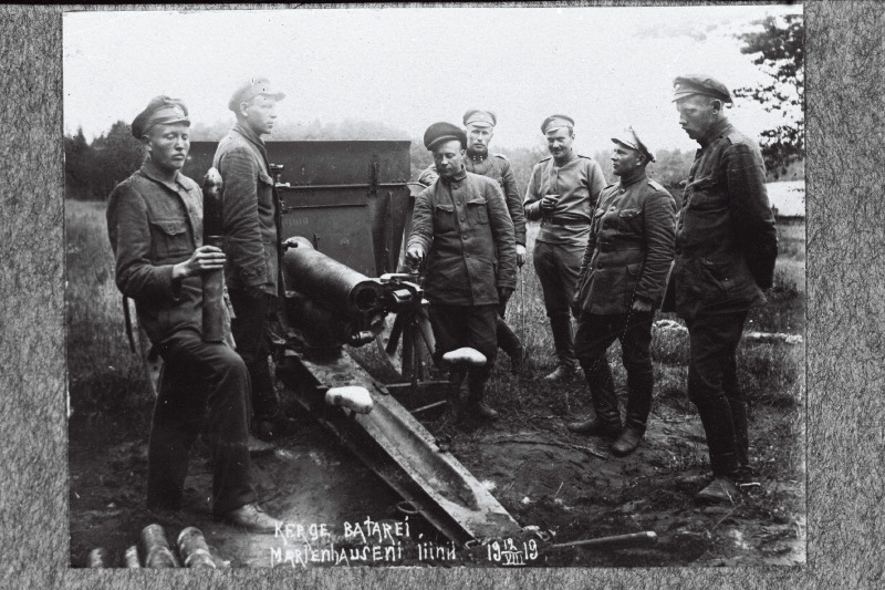 Vabadussõda. Välipatarei nr.18 sõdurid inglise 84 mm suurtükiga positsioonil Marienhauseni (Vilaka) lähistel.