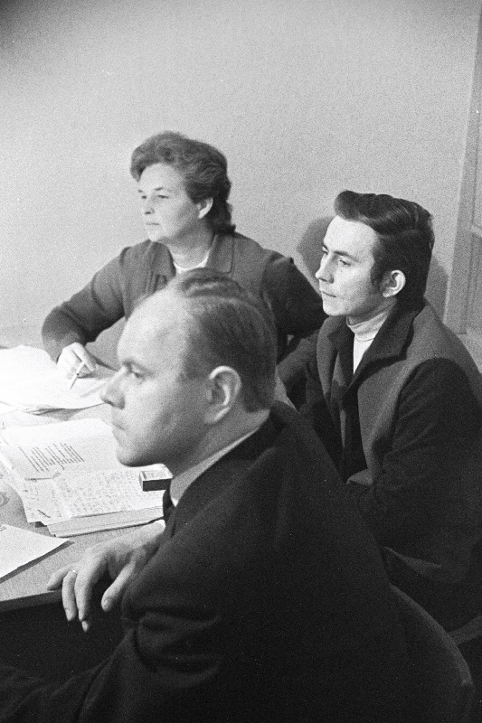 Elamute Valitsuse juhataja kohusetäitja Jaan Ojasaar (esiplaan), Nõmme Elamute Valitsuse juhataja Evi Tohver ja 86. majavalitsuse peainsener Tiit Mets Õhtulehe toimetuse vesltusringis.