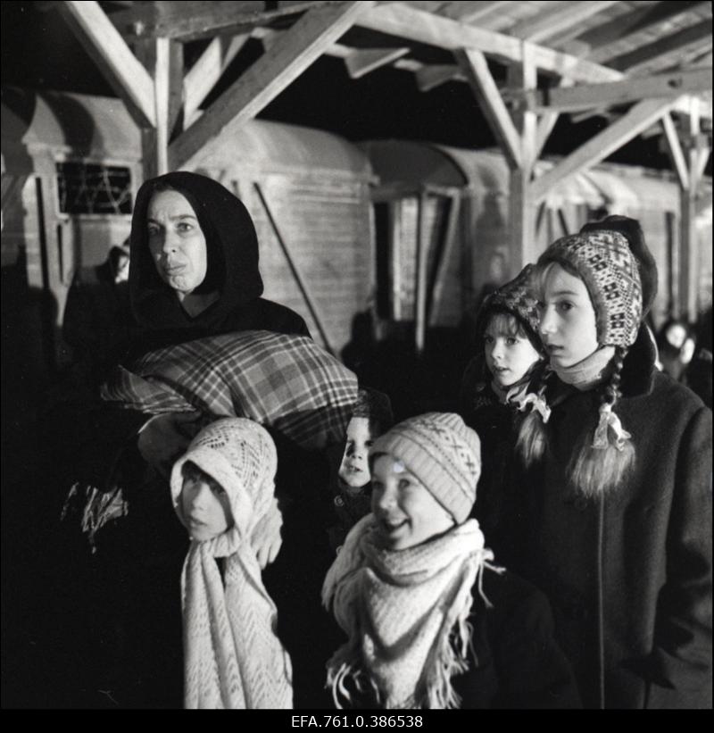 Filmi "Äratus" filmimine. Anne Paluver Salme Petersoni osas. Petersonide lapsed.