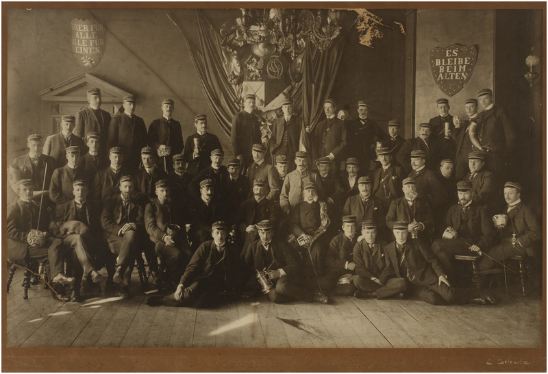 Korporatsioon "Livonia" liikmed konvendi vapisaalis, grupifoto