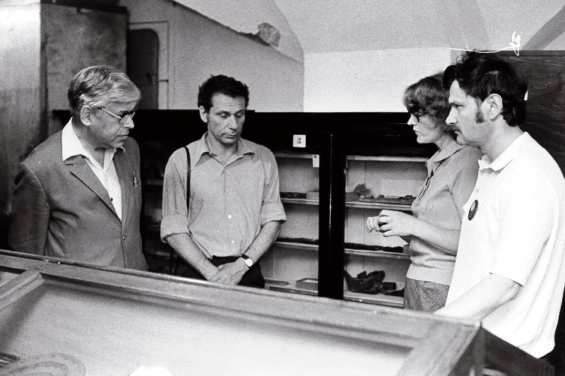 Tartus külaskäigul viibivatele Leningradi ülikooli professorile, orgaanilise keemia kateedri gaasikromatograafialaboratooriumi teadusjuhendajale Boris Joffele (vasakult) ning sama laboratooriumi vanemteaduritele Aleksandr Vittenbergile ja Valeri Isidorovile annab Eesti NSV Riiklikus Etnograafiamuuseumis seletusi osakonnajuhataja Aime Kärner.