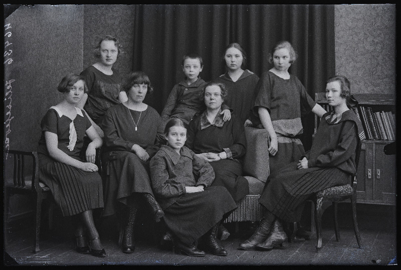 Grupp inimesi, (foto tellija Jelisejeva).