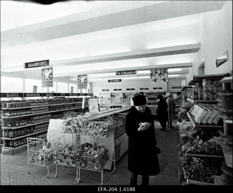 Aruküla ETKVL-i uue kaubanduskeskuse toiduainetekaupluses.