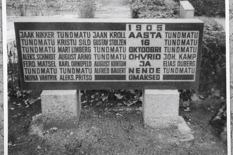 16.10.1905. a Uuel turul rahvakoosolekul hukkunute mälestussamba juures asuv mälestusplaat Rahumäe kalmistul.