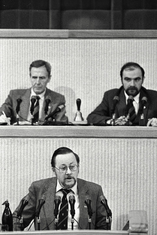 Leedu Vabariigi Ülemnõukogu istungjärk, kõneleb V. Landsbergis.