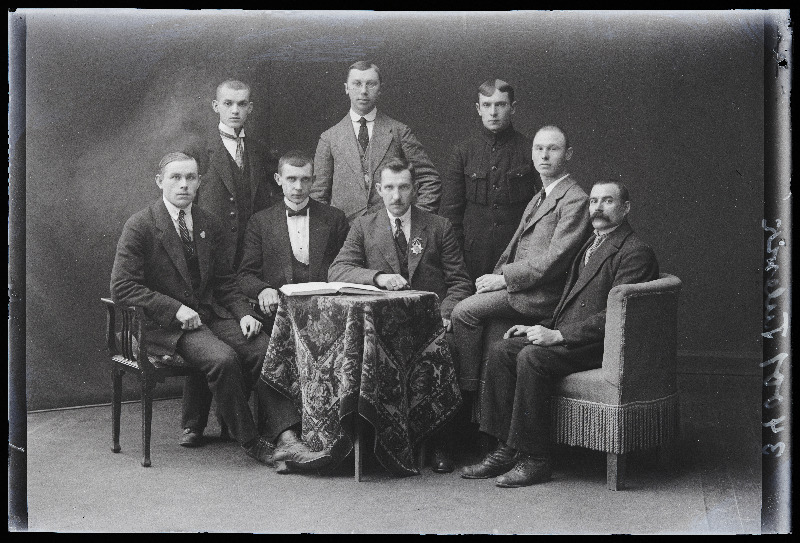 Viljandi spordiseltsi Tulevik eestseisus.