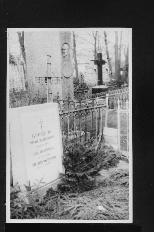 Kauaaegse kalmistuhooldaja Ivan Burdeli hauakivi Siselinna Aleksander Nevski kalmistul.