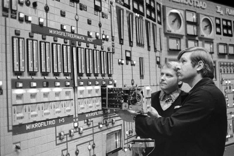 Tallinna Veepuhastusjaama meister Ants Oidekivi (vasakul) ja automaatikajaoskonna juhataja Peeter Saar veepuhastusjaama dispetšikeskuse juhtpuldi juures.