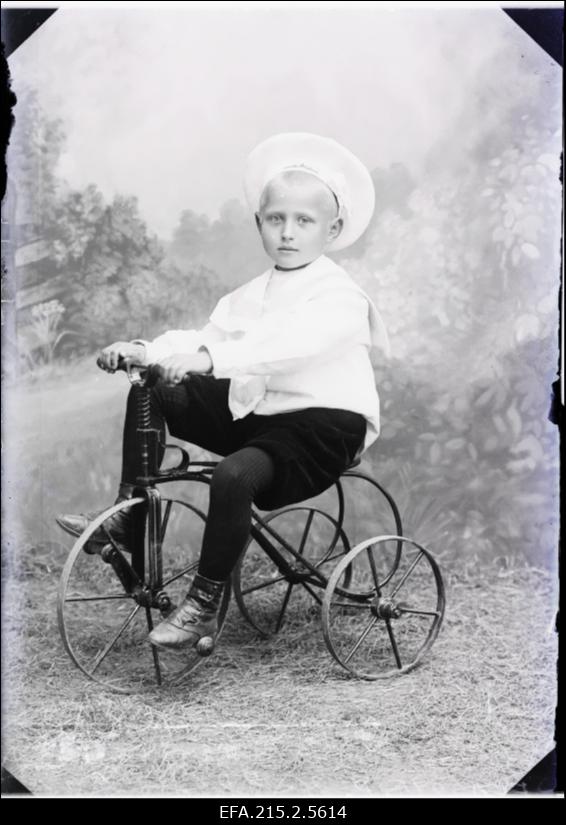 Karla Awi (Avi) kolmerattalisel jalgrattal.