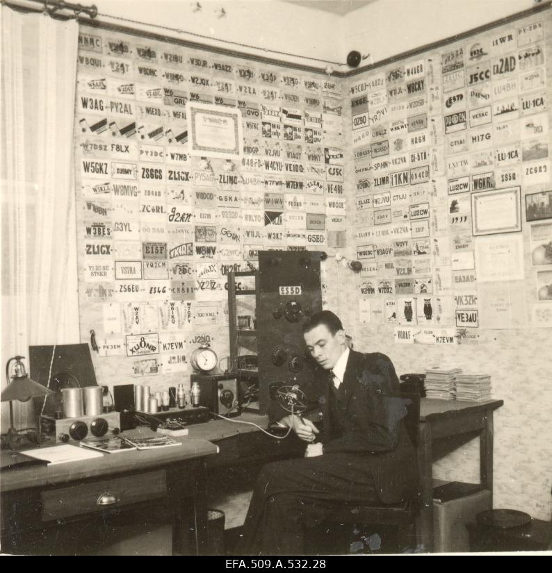 Raadioamatöör Karl Kallemaa oma amatöörjaamas Rakveres.