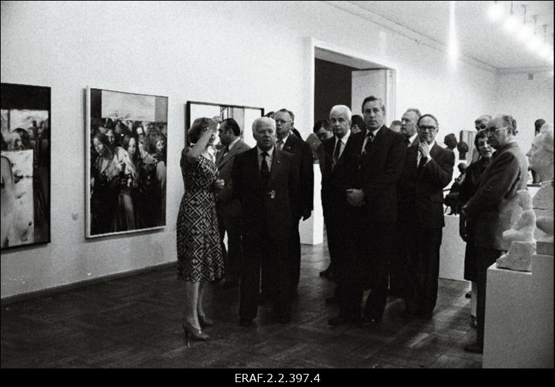 EKP Keskkomitee büroo liikmed Kunstihoones [Aasta ülevaatenäitust] tutvustab kunstiteadlane I. Teder. Kohal ka kunstnikud E. Okas, E. Põldroos jt.