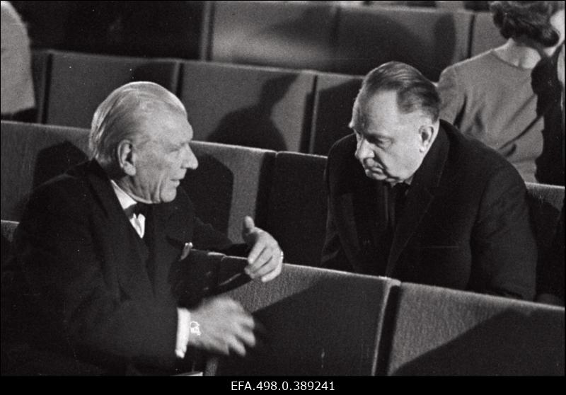 Eesti NSV Riikliku Noorsooteatri avamine. Näitleja Ants Lauter (vasakul) ja EKP Keskkomitee I sekretär Johannes Käbin.