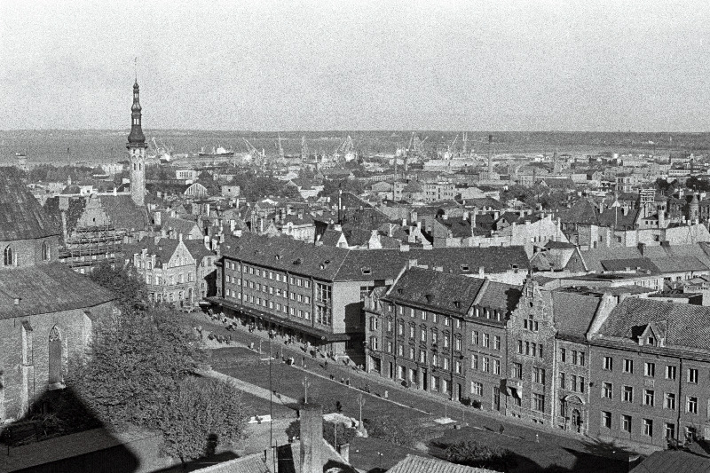 Vaade Vanalinnale ja Võidu väljakule Kiek in de Köki ülemistest akendest.